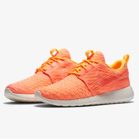 NWOT NIKE WOMENS ROSHE ONE FLYKNIT CONCENTRATED CLASSIC SNEAKER ORANGE MANGO - Picture 1 of 8